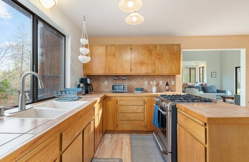 Nevada City House | The Vista Knolls Woodland House Autumn Color!