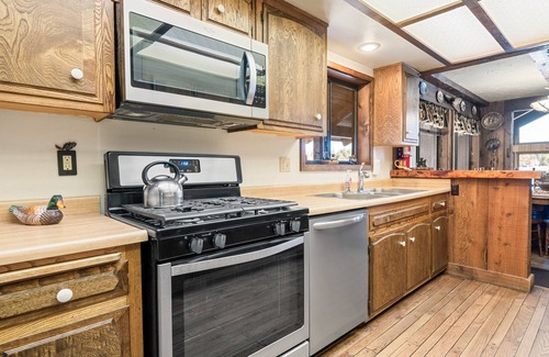 Patton House | The Voges' Lake House - Sleeps 14 - 8 Adults Max. Lakefront, Dock, BBQ