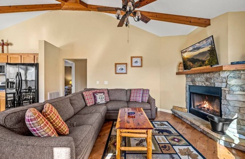Gatlinburg - Pigeon Forge Cabin | The Wandering Bear: 5 Mins to Gatlinburg! Cozy 2BR w/Hot Tub + MTN Views!