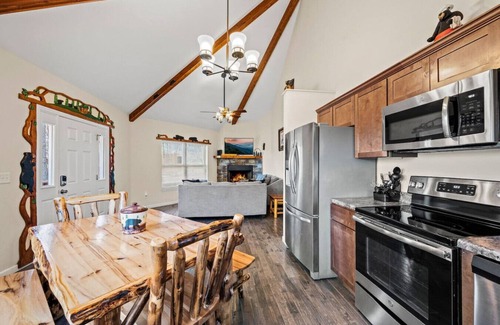 Gatlinburg Cabin | The Wandering Bear Cub: Cozy 2BR! 5 Mins to Gatlinburg* Hot Tub + Fireplace