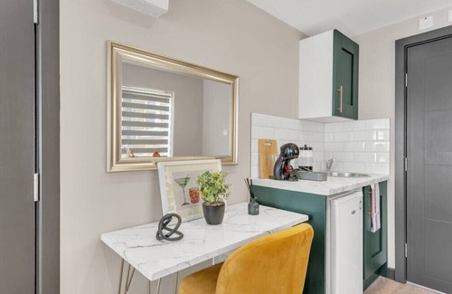 Shacklewell Apartment | The Wanderlust Studio: Travelers' Haven