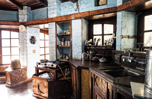 Almora House | The Wilderness Retreat A British Estate 2BR in Almora by Homeyhuts