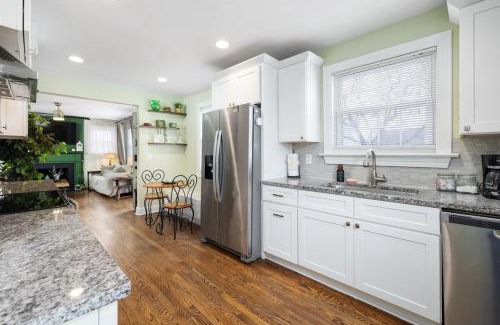 Glencliff House | The Woods Cozy 3BR Cottage Near Downtown