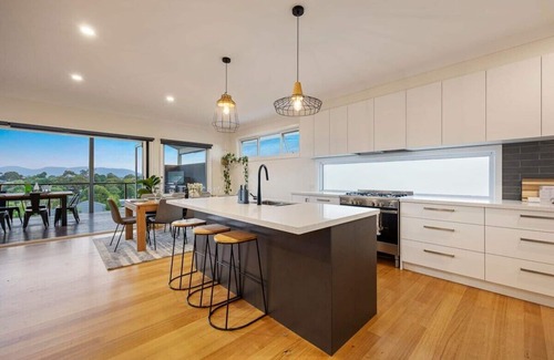 Yarra Glen House | The YarraView - Entertain with Panoramic Views
