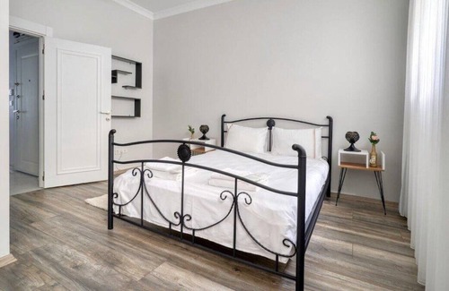 Ortakoy Apartment | This apartment is a 3 bedroom(s), 1.5 bathrooms, located in Beşiktaş, İstanbul.