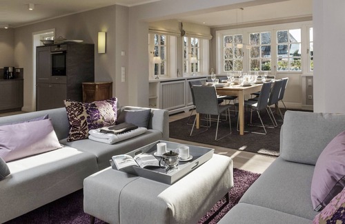 Großmorsum House | This exclusive end-unit house under thatch combines modern style with fries