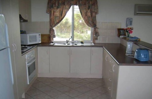 Newland House | This modern 4-bedroom holiday home offers families and couples a great getaway.