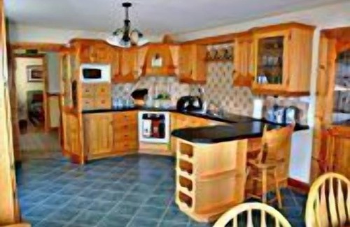 Cashel Apartment | This modern bungalow has wonderful views of the surrounding area & is suitable for groups of up to 1