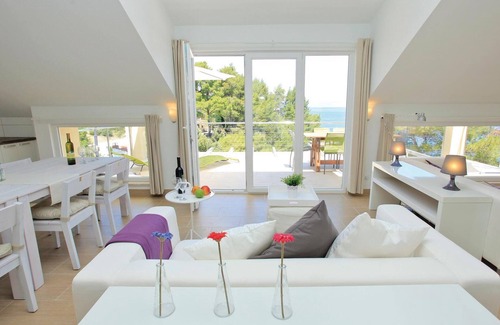 Prigradica House | This modern holiday home awaits you on the island of Korula, on the coast and right by the sea.