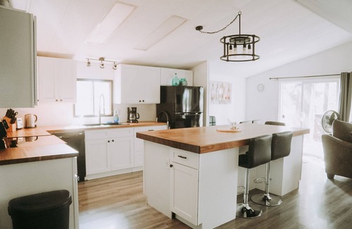 Sagle House | This Pet-Friendly, Cedar Forest Retreat with lake view of Murphy Bay 1000MB WIFI