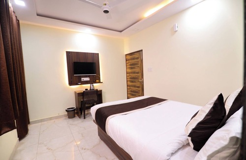 Kalyanpur Hotel | This room features a spacious king-sized bed, designed for maximum comfort
