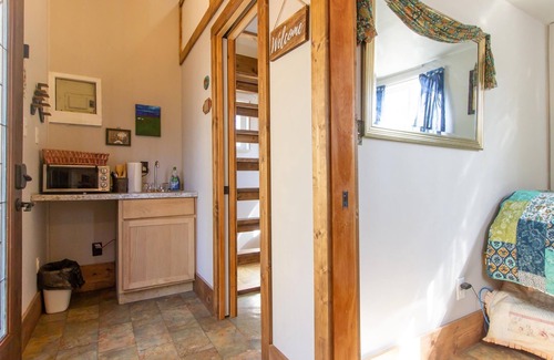 Bloomington Apartment | This room is a 1 bedroom(s), 1 bathrooms, located in Bloomington, IN.