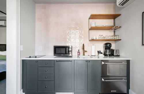 Cannonborough Elliotborough Apartment | Thomas Waring House | Studio Suite #C | Sleeps 2