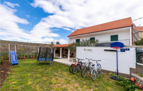 Sestanovac House | Three-Bedroom Holiday Home In Katuni