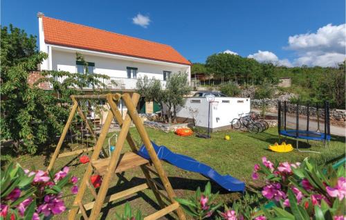 Sestanovac House | Three-Bedroom Holiday Home In Katuni