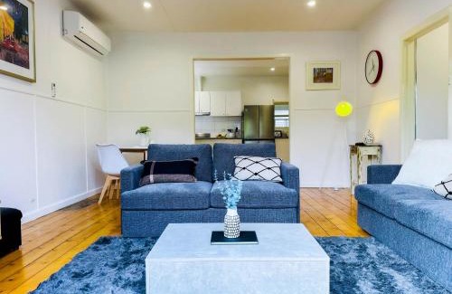 Norlane House | Three-Bedroom Stylish & Cosy Retreat with Courtyard, Near Geelong