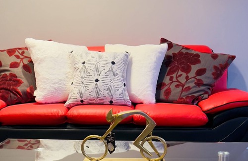 Griesbach House | |Three Free Parking| 2 Living Room| Close To Downtown|Sleeps 8| Dazzling & Cozy