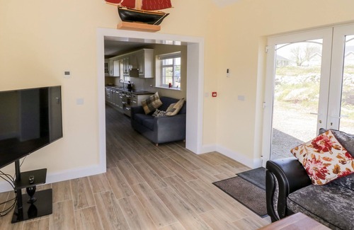 Wild Atlantic Way Cottage | TÍ TOM NÁRTA, family friendly in Lettermore, County Galway