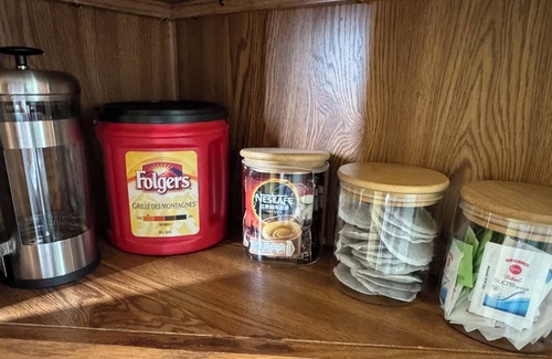 Bay View Cabin | Tide’s Edge Escape is a cozy 2-bed cottage with sea views at St. Martin’s caves