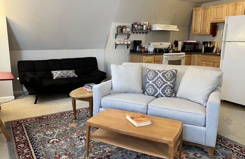 Newmarket Apartment | Tidy 2-Bed w/Parking!πWine!π·UNHπ©π»βπ