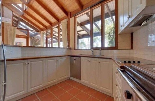 Tinderbox House | Tinderbox Cliff House Waterside 25mins to City.