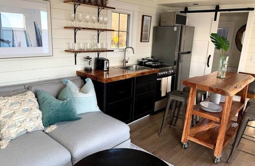 Summerville Centre House | Tiny Oceanfront Retreat - Hot and Sauna