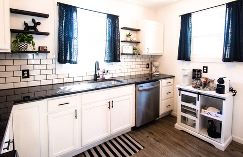 Westside House | Tipp Hill Home, near local eateries and pubs, walkable, near SU and Hospitals