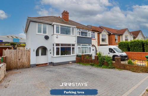 Tipton House | Tipton 3 Bedroom House Garden Sleeps 7 - JRR Stays