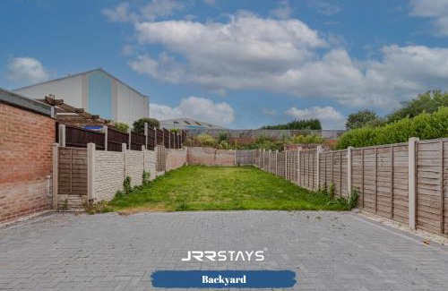 Tipton House | Tipton 3 Bedroom House Garden Sleeps 7 - JRR Stays
