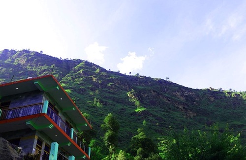 Gushaini House | TIRTHAN HILL TOP Semi Deluxe Room B