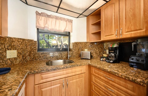 Marathon House | TJ1 Beach, Pool, Kitchen, Sleep 6, HotTub, W&D, Dock, BBQ, WiFi, Parking, Tennis