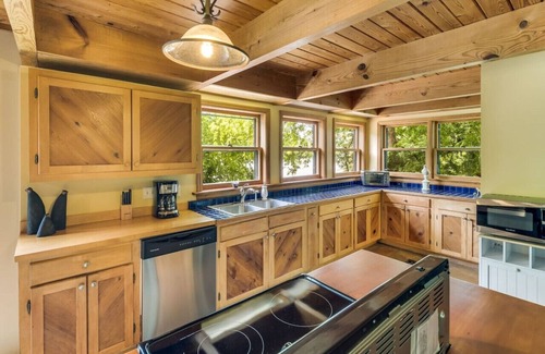 Chattanooga Apartment | TN River Getaway 10 min to Downtown Chattanooga Amazing Gorge Views