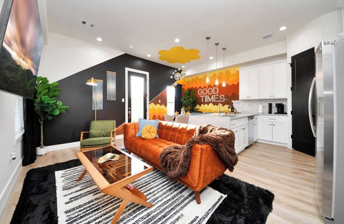 Southeast Houston House | Toast & Groove - Sleeps 16 - HTX