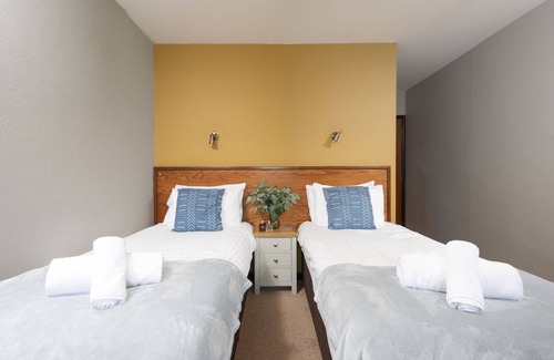 Redruth Hotel | Tolgus Dog Friendly Twin - 6 - a hotel room that sleeps 2 guests in 1 bedroom