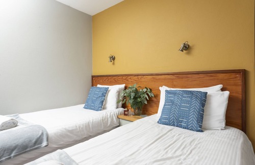 Redruth Hotel | Tolgus Twin Room - 9 - a hotel room that sleeps 2 guests in 1 bedroom