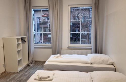 Sud Apartment | Tolstov House - 5 Room House with Terrace - 35 Min to Messe DUS
