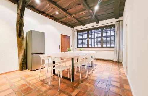 Hardterbroich-Pesch Apartment | Tolstov House - 6 Room House with Terrace and Parking - 30 Min Messe DUS