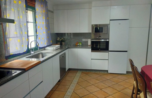 Tomino House | Tomiño, Casa Amplia y Tranquila con Piscina y Chimenea