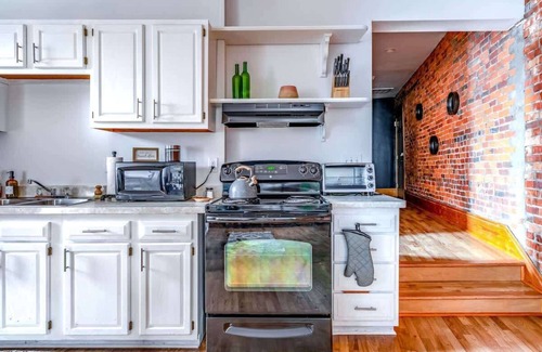 Weinland Park Apartment | Top Rated - CLEAN - PRIME Location - Parking Free