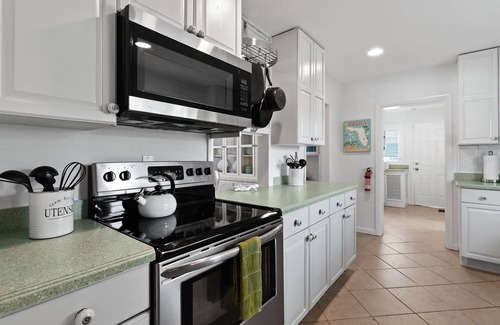 Lake Park House | Top Rated Coastal Charm Family Estate | Sleeps 16!