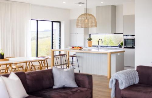 Duncan Villa | Topdeck at Snelling Beach