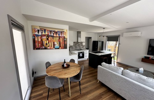 Mallacoota House | Town & Tide Luxury Unit: Walk to Shops & Beach in 7min