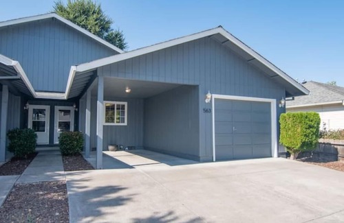 Medford House | Townhouse 2 bed 2 bath fenced backyard garage park