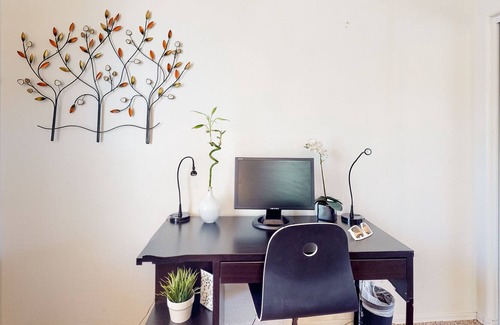 Copper Leaf House | Townhouse near downtown with outdoor pool, washer/dryer, fast WiFi, streaming