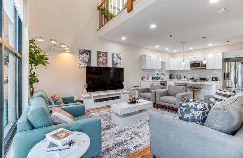 Newark House | Townhouse - Urban Living with Rooftop Deck!