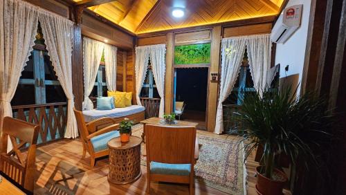 Kampung Lubok Setol Villa | Traditional Malay Studio Villa with Private Pool, 2-4 Pax WIFI