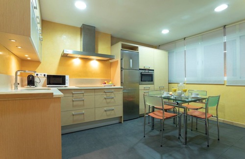 Figares Apartment | Traditional 4 bedrooms apartment in the center of Granada. Martinez Campos