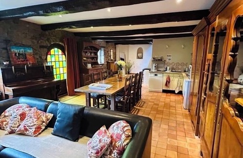 Quemper-Guezennec House | Traditional Breton house near the sea