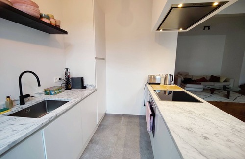 Markgrave Apartment | Traditional chic high ceilings apt w Aircos/Garage