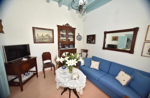 Mandraki House | Traditional house by the sea